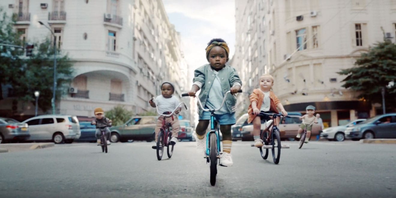 Дети Evian танцуют, поют и борются за экологию