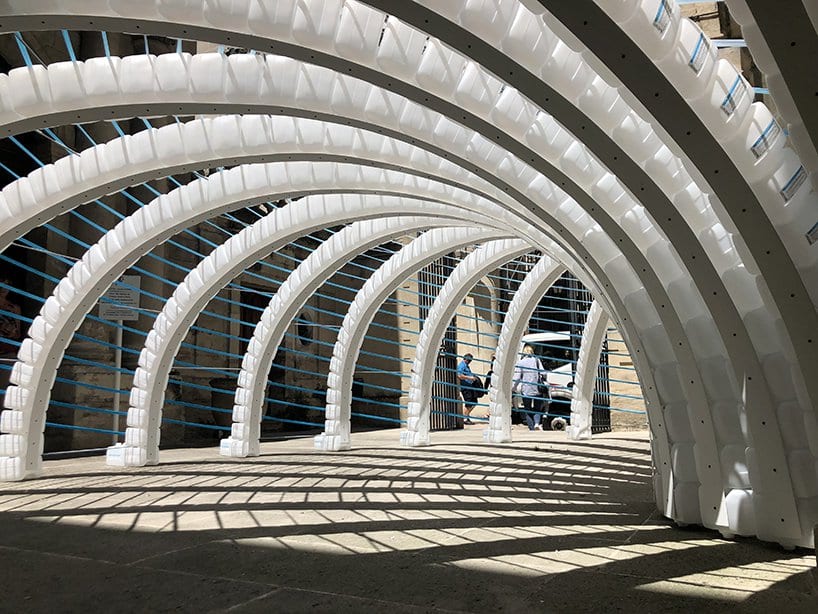 Инсталляция «Большая волна (мусора)» и последствия бумажных этикеток на пластике