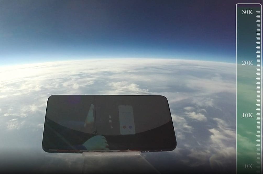 Самый радикальный краш-тест для смартфона – падение с высоты 31 километра