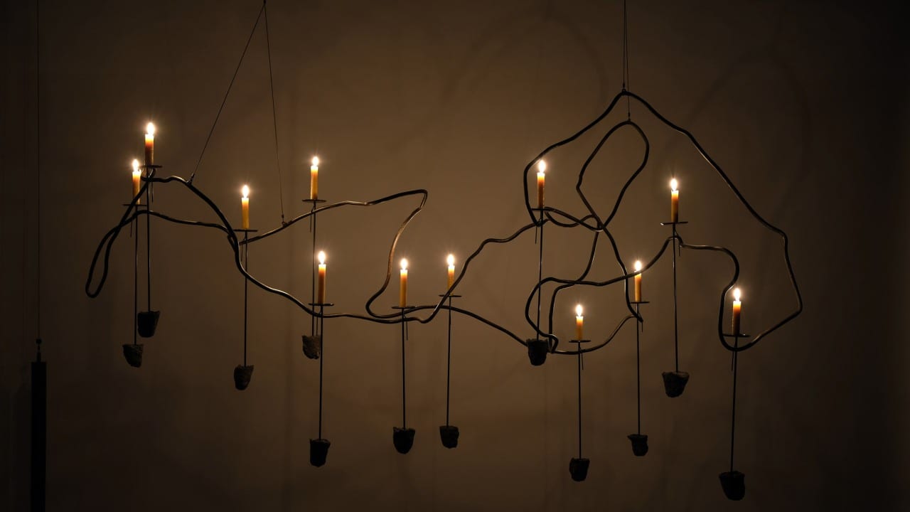 Британские дизайнеры создали коллекцию люстр из строительного мусора