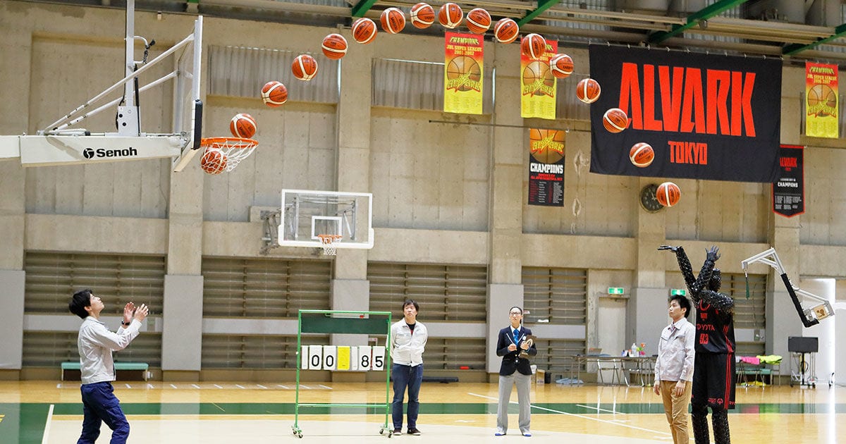 Робот-баскетболист Toyota вошел в Книгу рекордов Гиннесса, забив мяч в корзину 2020 раз