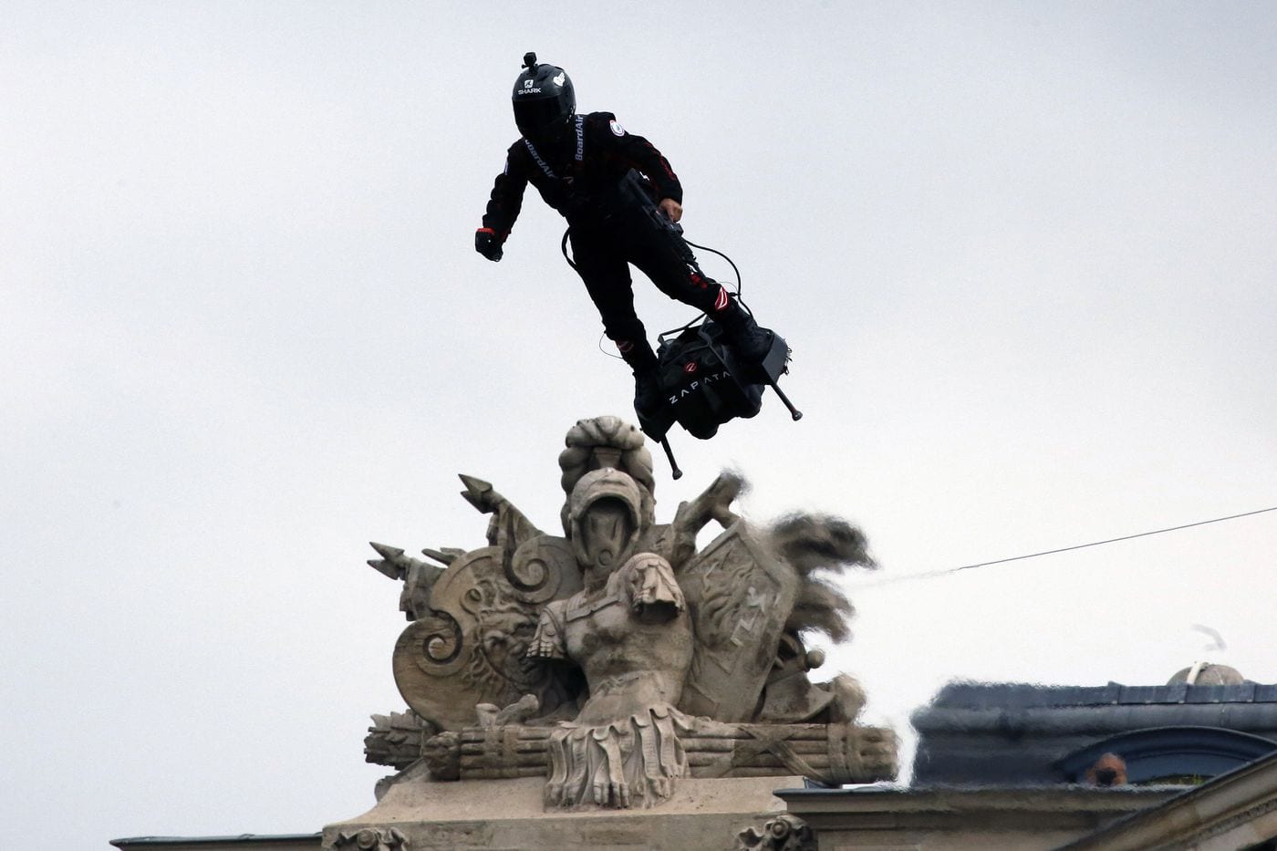 «Белое дерево» протягивает свои листья-балконы к солнцу
