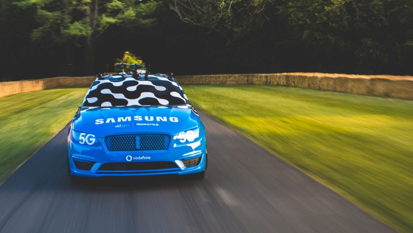Samsung и Vodafone показывают возможности 5G и создают гоночные машины
