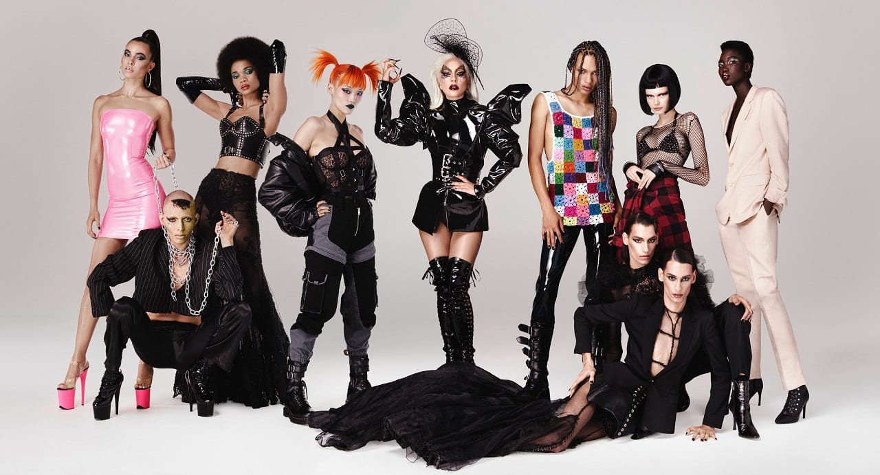 Леди Гага выставляет свою косметику на Amazon