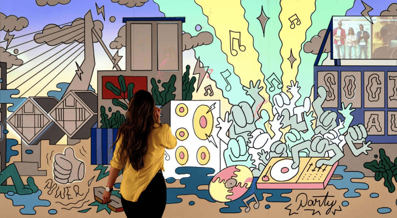 Открытие электричества. В Нидерландах создали интерактивную  фреску к выходу нового электро-mini.