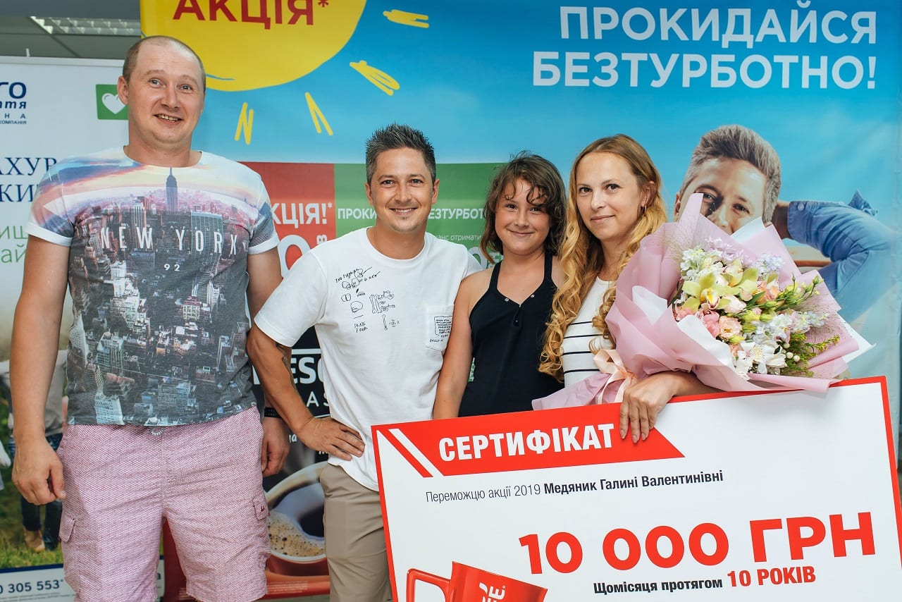 Олександр Педан вручив сертифікат на 10 тисяч гривень на 10 років від NESCAFÉ