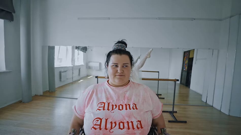 alyona alyona випустила новий кліп на пісню «Велика й смiшна»