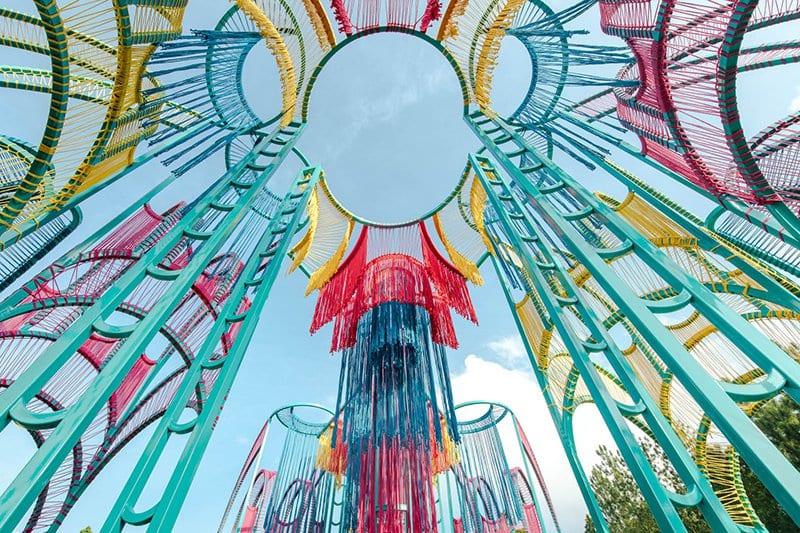 Плетеный павильон в форме воздушного змея как символ праздника жизни