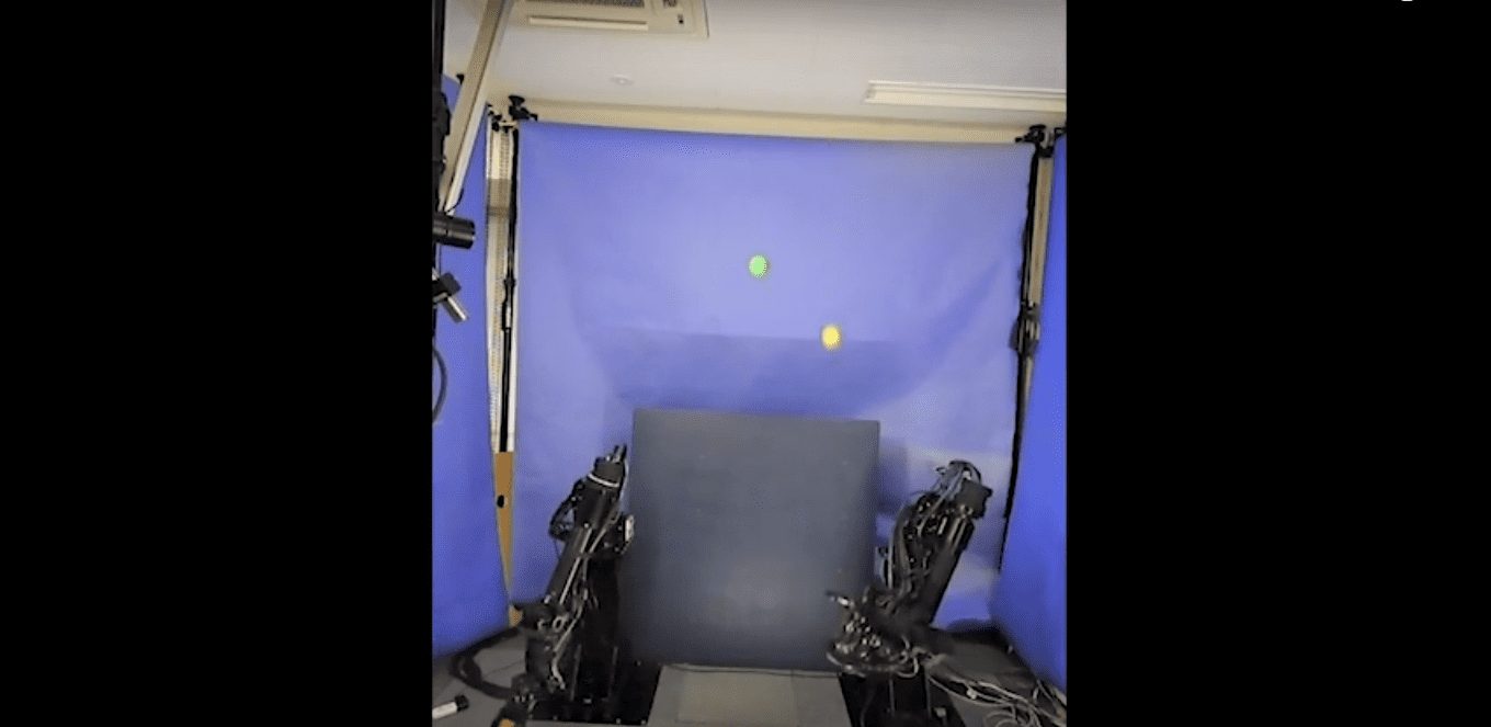 В Японии роборуки обучили парному жонглированию