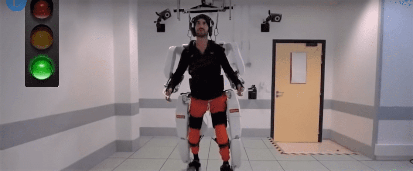 Полный экзоскелет помог парализованному мужчине пройти 145 метров