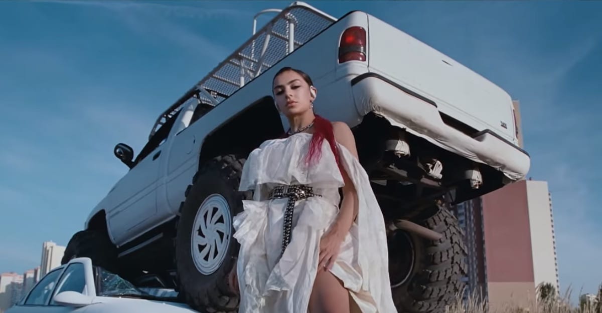 Британська виконавиця Charli XCX зняла кліп на Троєщині в столиці