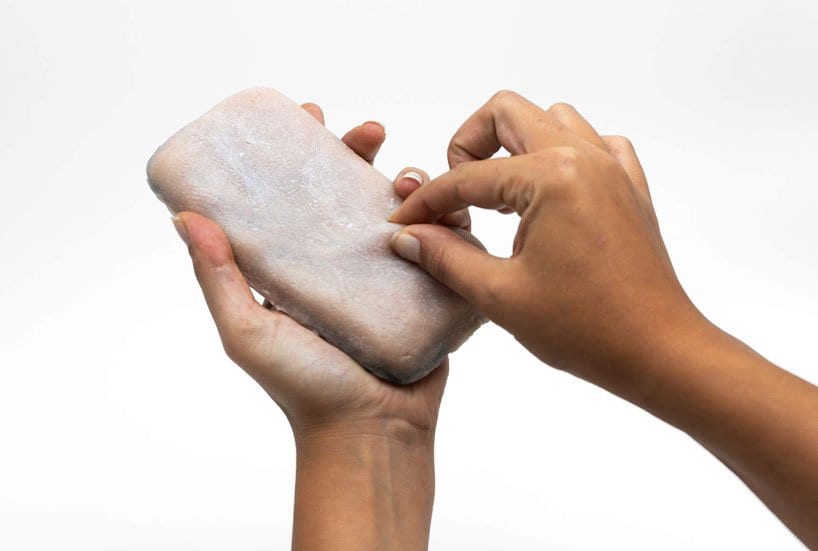 Футляр для телефона из (почти) человеческой кожи