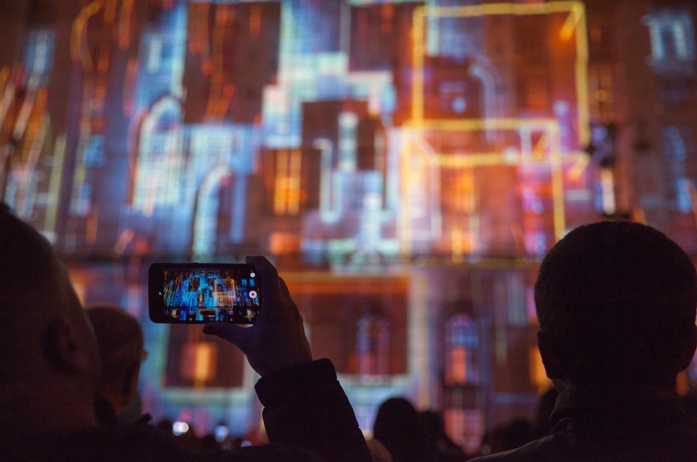 Иллюзия изменения геометрии, глубины и объема пространства: 3D маппинг как инструмент эффектного интерактива