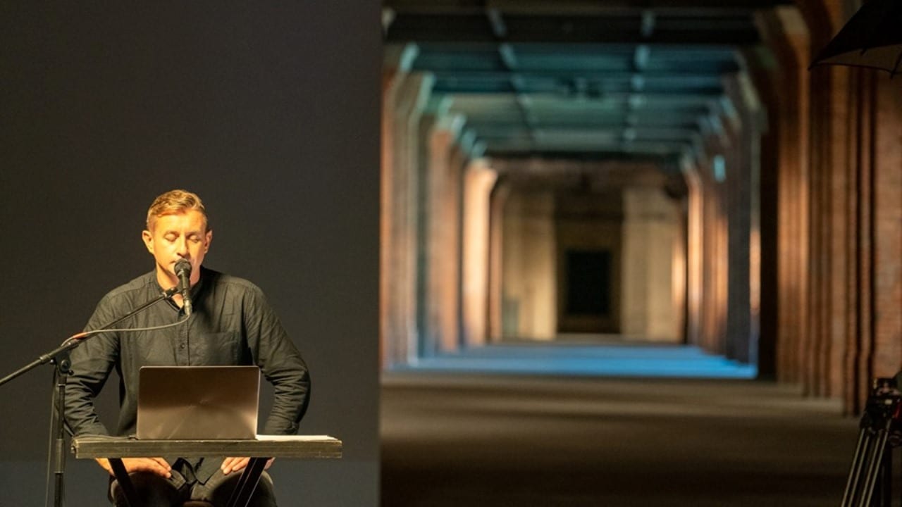 В українських кінотеатрах покажуть фільм-концерт «Розділові наживо», в якому звучать вірші Жадана