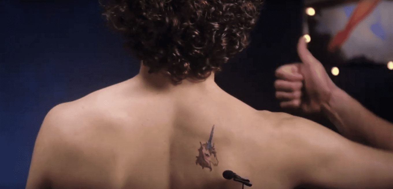 Петличка для блогера. Уместна с любой стороны