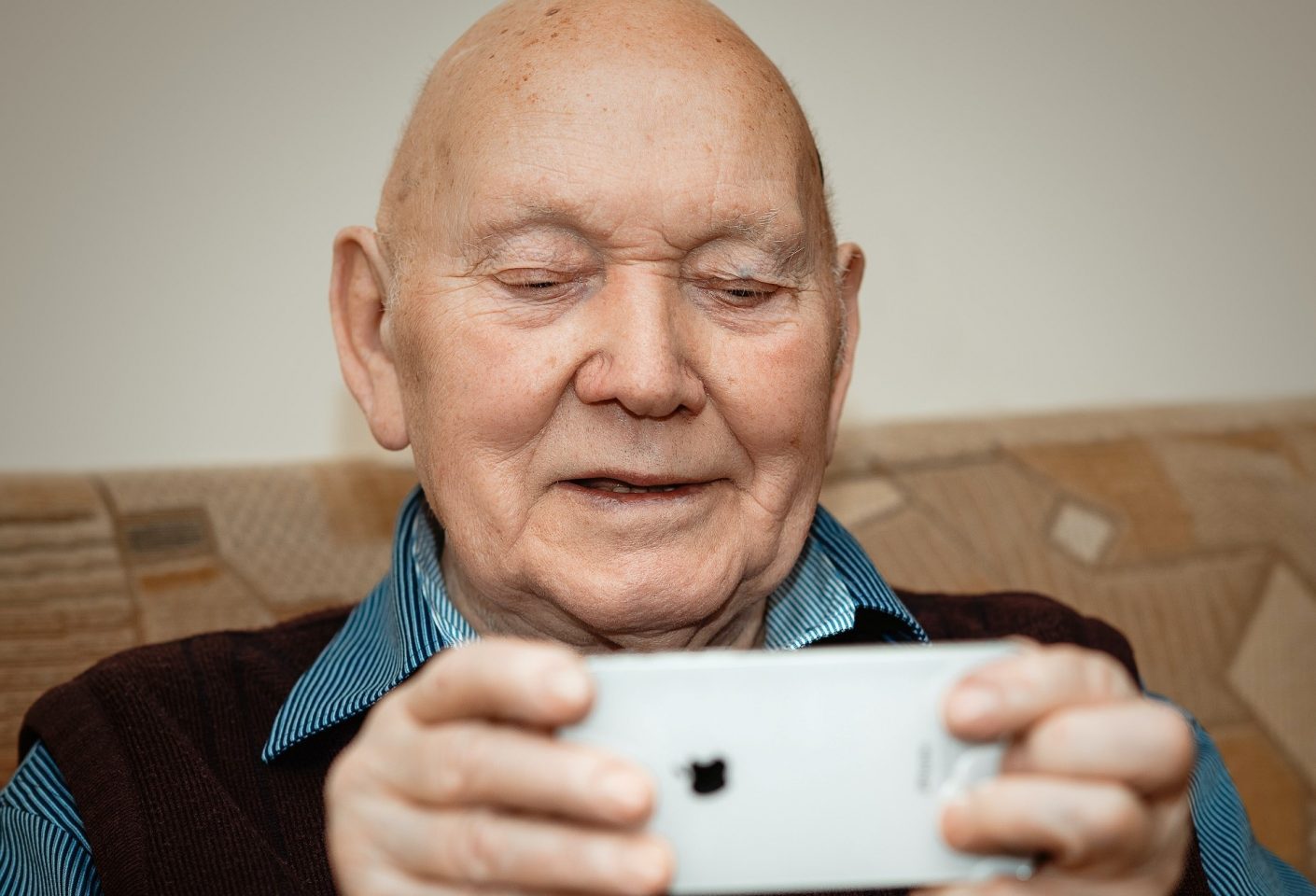 Дослідження: більше половини українців старшого покоління бояться втратити гроші онлайн