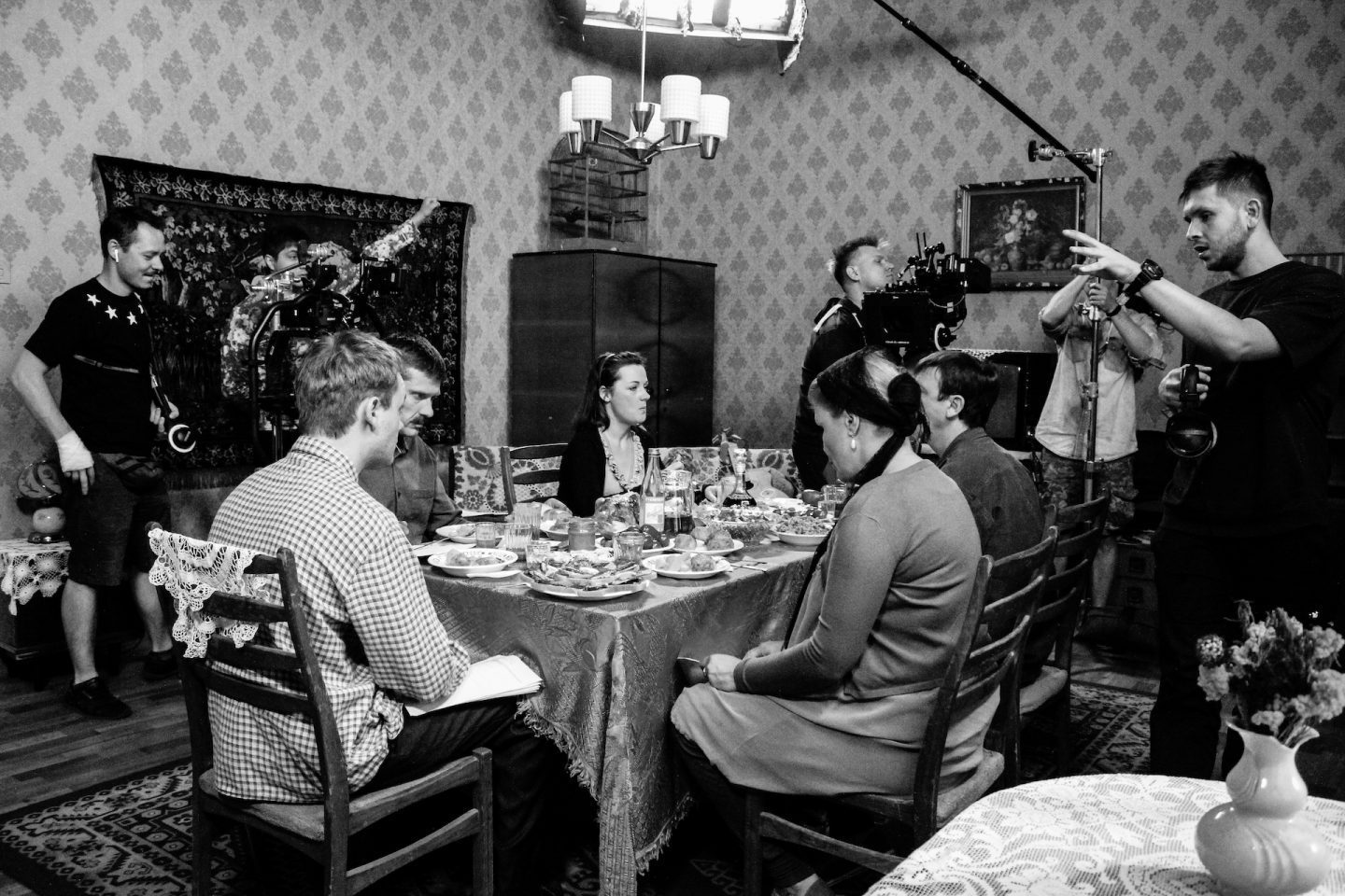 Притча поза часом: український режисер зняв чорно-білий фільм про проблемне квартирне питання