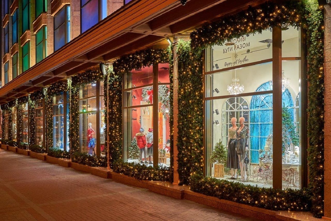 Щасливі бути разом. ЦУМ презентує новорічні вітрини