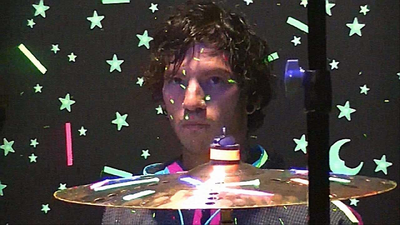 Найдовший у світі музичний кліп завершився, нескінченне соло на бас-гітарі почалося