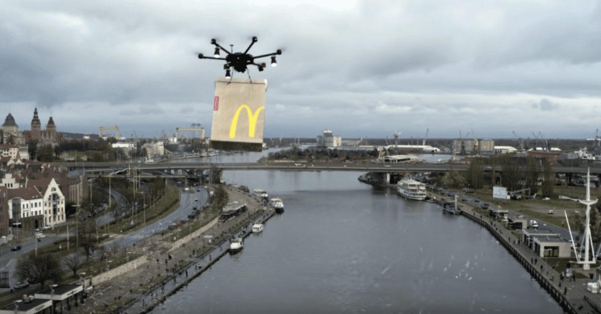 Польський McDonald’s сипав снігом з дронів на жителів Щецина