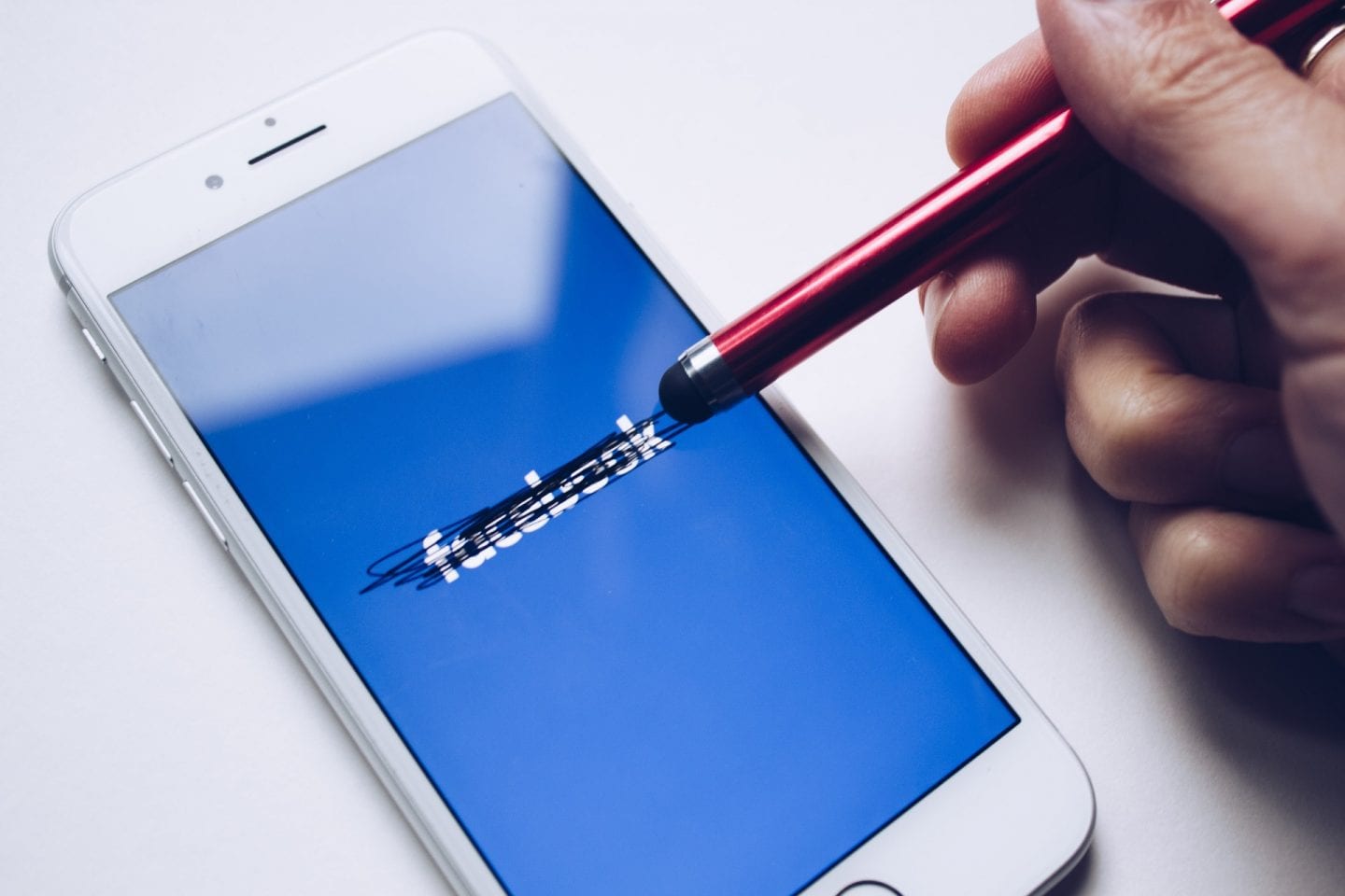 Аудиторія Facebook пішла на спад у шести обласних центрах України: дослідження plusone