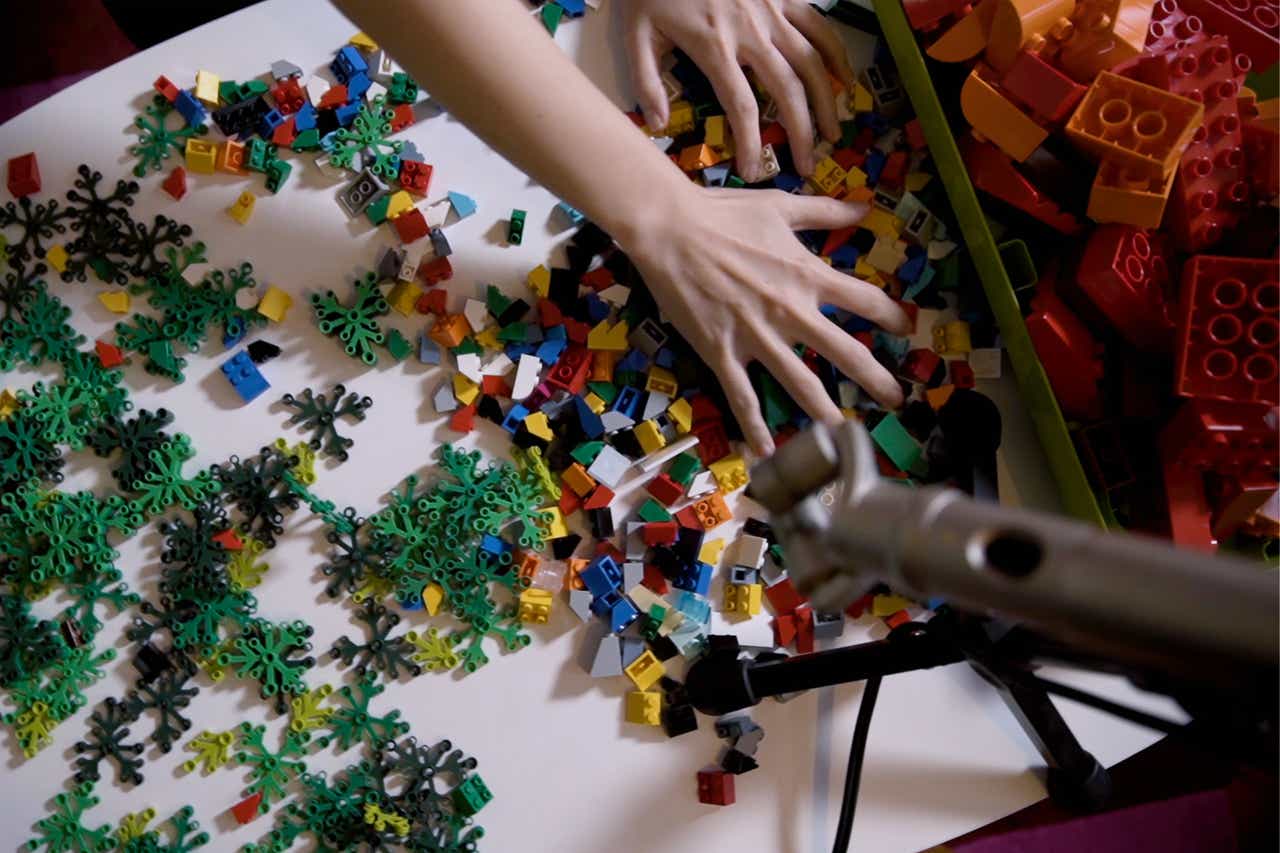 LEGO випустила «заспокійливий» плейлист зі звуками шелестіння кубиків
