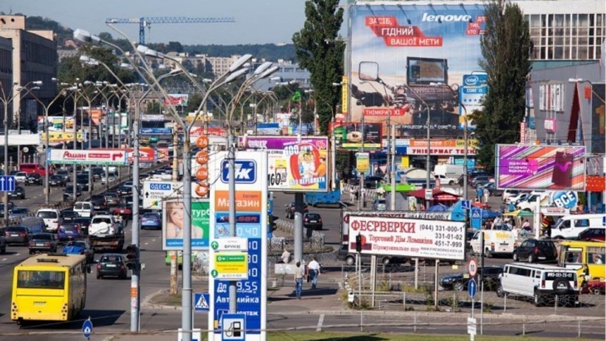 В Україні можуть заборонити розміщення реклами на дорогах
