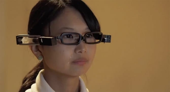 Японські вчені розробили окуляри, які змушують плакати