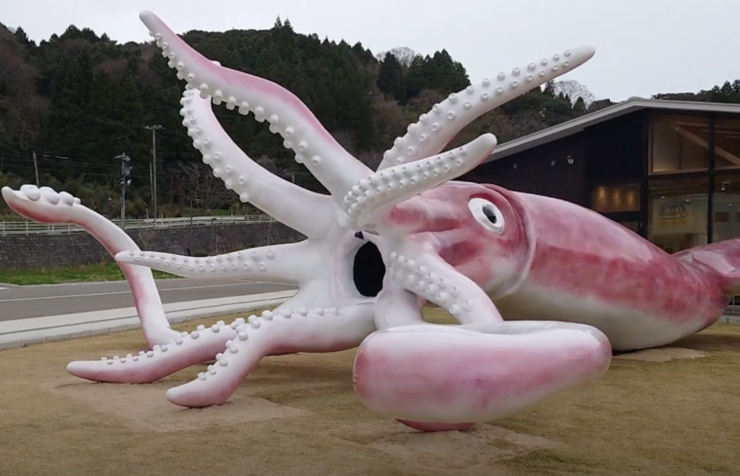 Статуя кальмара у Японії