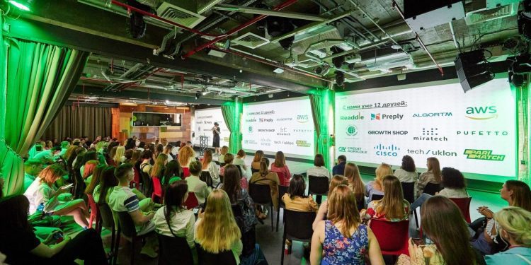 Топові компанії України поділилися секретами побудови сильних команд на Wtech Meetup