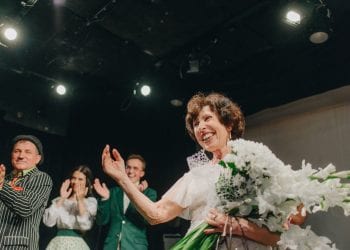 «Ділися усмішкою»: у київському театрі замість професійної акторки на сцену вийшла 70-річна бабуся