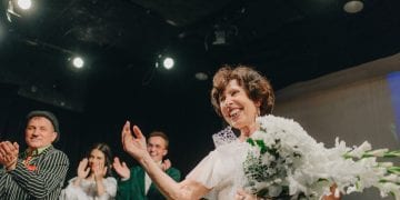 «Ділися усмішкою»: у київському театрі замість професійної акторки на сцену вийшла 70-річна бабуся