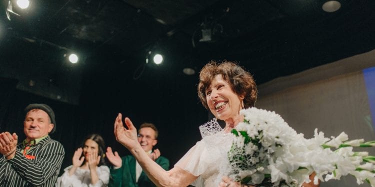 «Ділися усмішкою»: у київському театрі замість професійної акторки на сцену вийшла 70-річна бабуся