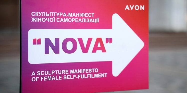 Звільнити жінку від стереотипів: у Києві з’явився артоб’єкт Nova