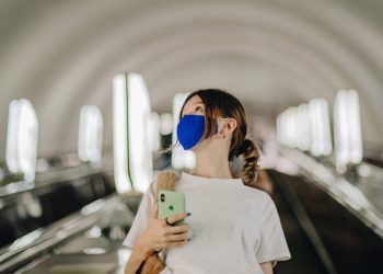 Диктор у київському метро вперше закашлявся: перформанс до Дня боротьби з раком легені