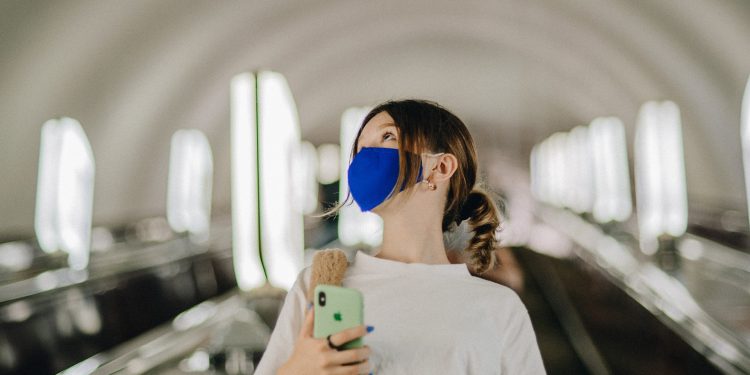 Диктор у київському метро вперше закашлявся: перформанс до Дня боротьби з раком легені