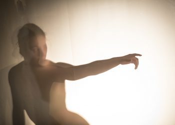 Про самотність – не словом, а тілом. Прем’єра фізичної вистави POSLUKH