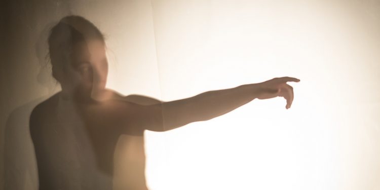 Про самотність – не словом, а тілом. Прем’єра фізичної вистави POSLUKH