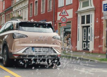 Hyundai випускає бульбашки з квітковим насінням на вулицях Берліна