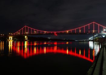 До Дня серця у Києві підсвітили Пішохідний міст червоним кольором