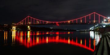 До Дня серця у Києві підсвітили Пішохідний міст червоним кольором