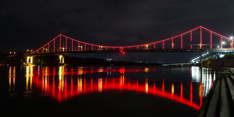 До Дня серця у Києві підсвітили Пішохідний міст червоним кольором