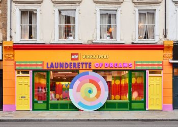 Їнка Ілорі створює пральню з 200 000 кубиків LEGO у своєму фірмовому стилі