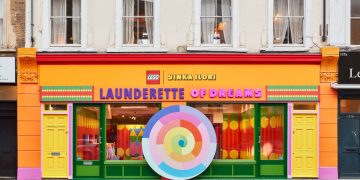 Їнка Ілорі створює пральню з 200 000 кубиків LEGO у своєму фірмовому стилі