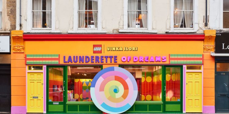 Їнка Ілорі створює пральню з 200 000 кубиків LEGO у своєму фірмовому стилі