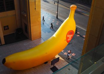 Величезний банан у новій рекламній кампанії Dave & Buster’s