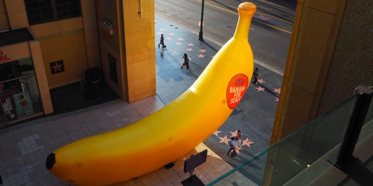 Величезний банан у новій рекламній кампанії Dave & Buster’s