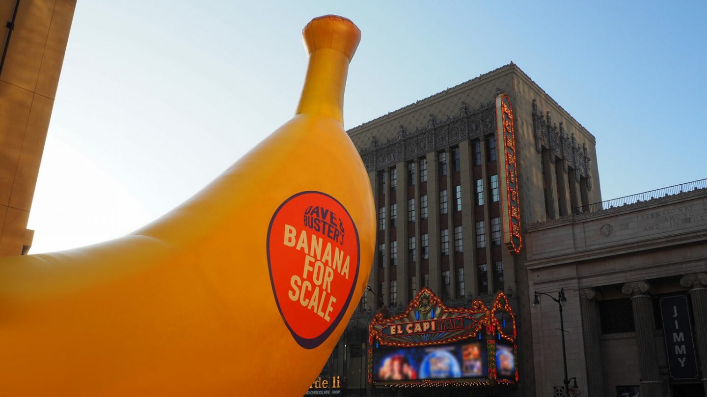 Величезний банан у новій рекламній кампанії Dave & Buster's 