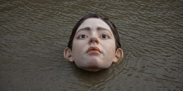 Голова дівчини, яка тоне, нагадує про глобальне потепління