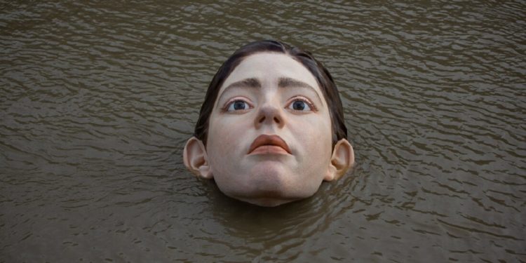 Голова дівчини, яка тоне, нагадує про глобальне потепління